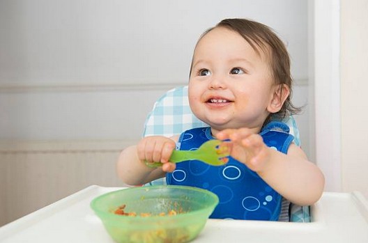 Pour que bébé mange mieux avec nounou : comment gérer les repas ?
